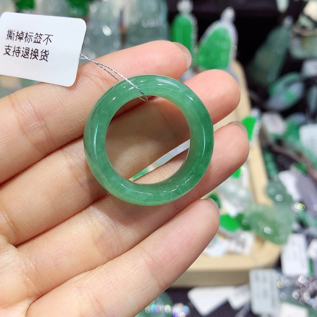 翡翠未镶嵌颈饰戒圈
