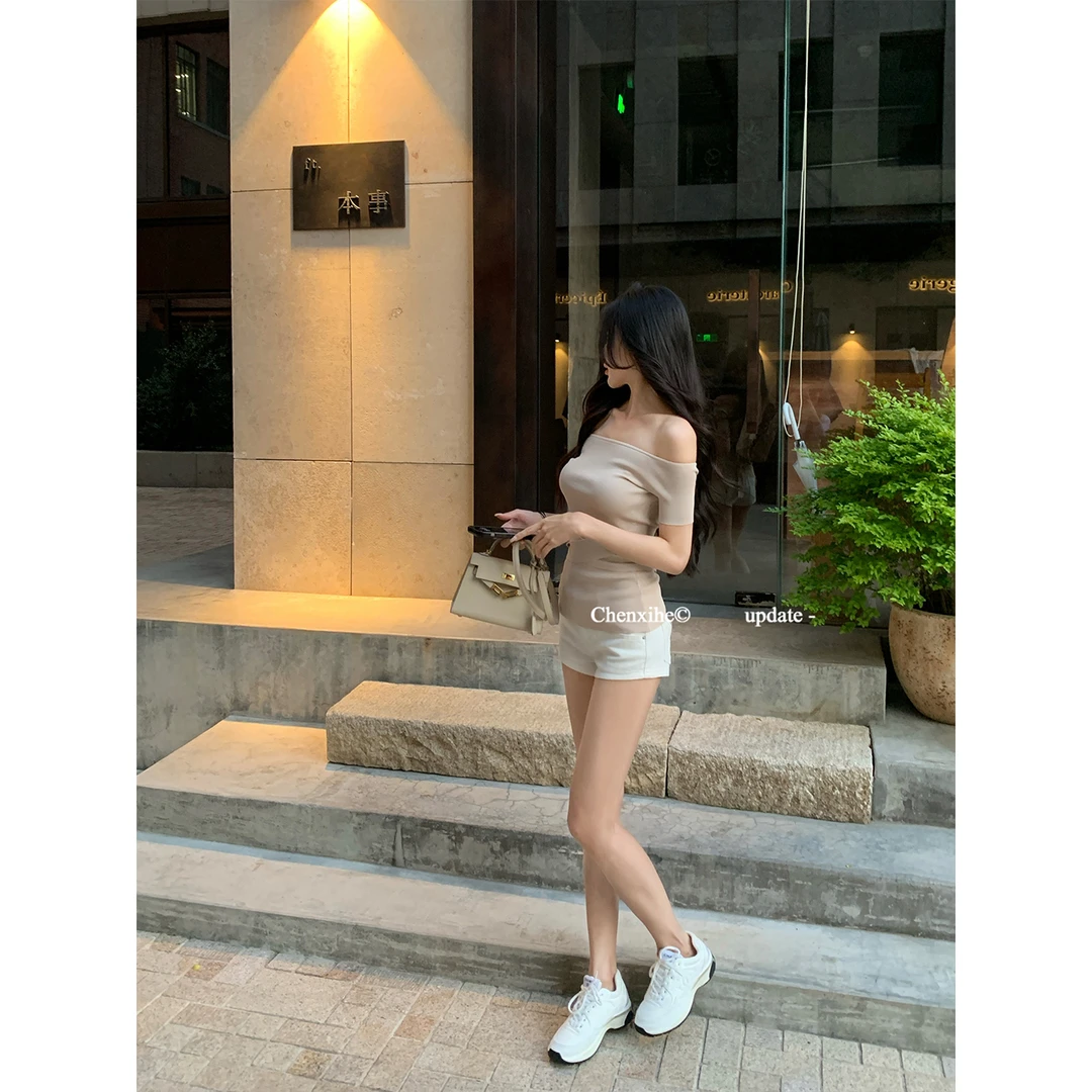 何晨曦 卡其色一字肩修身显瘦上衣夏季新款交叉收腰绑带T恤T0919M