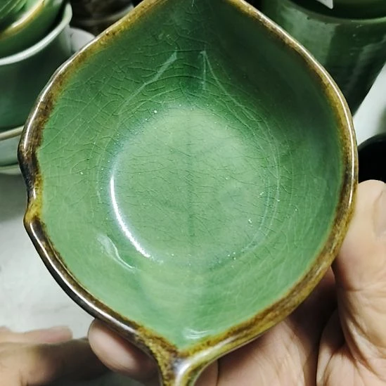瓷片瓷器，各种摆件，瓷片，均有瑕疵。长度14厘米！