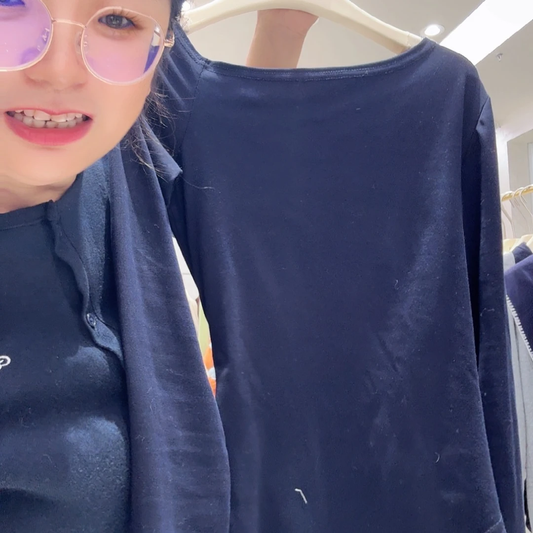 蓝色打底衫130斤之内穿
