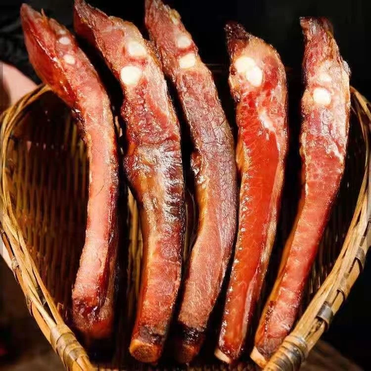 腊排骨正宗湖北恩施熏肉腊肉咸排骨切好剁好柏树枝柴火烟熏咸肉