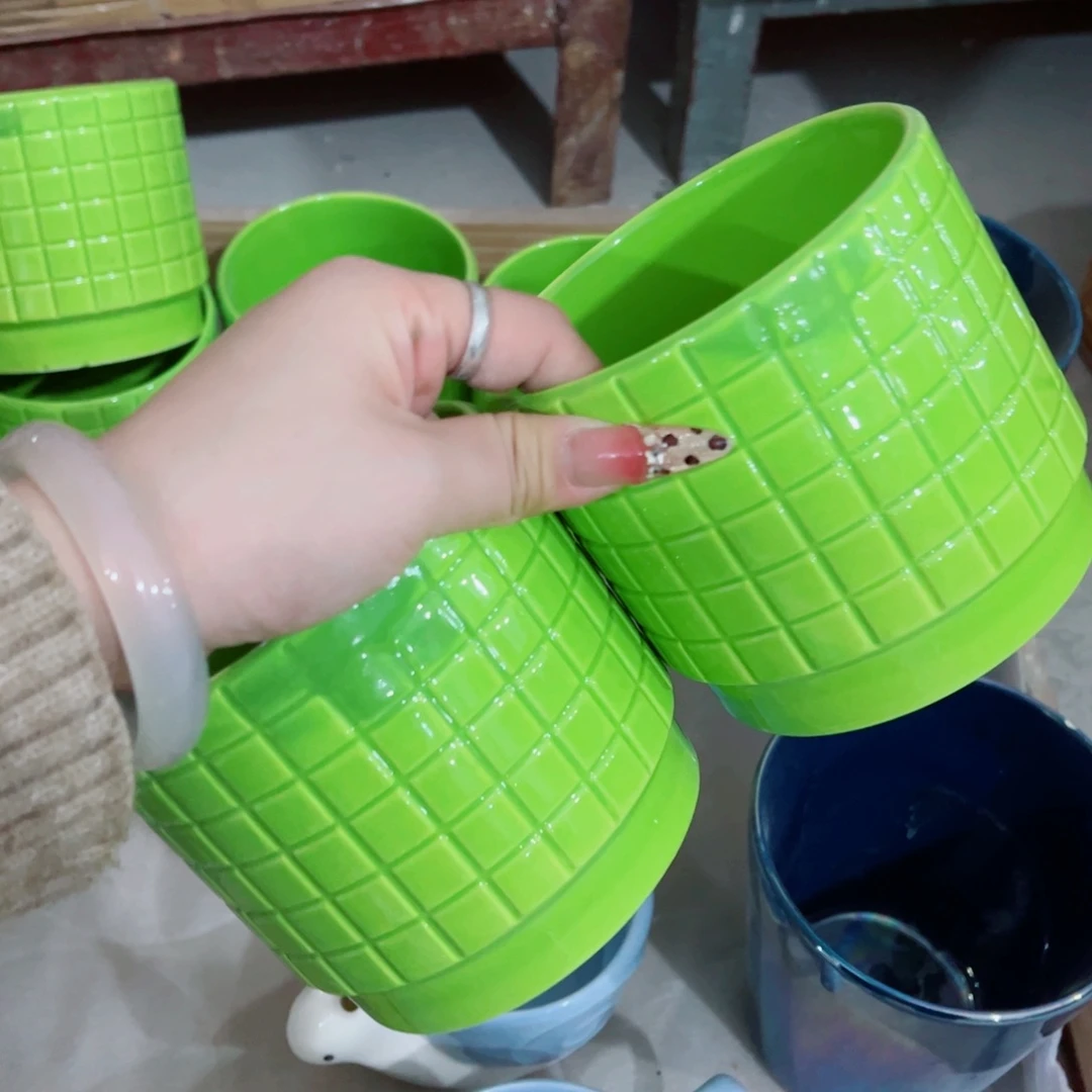 有孔，陶瓷花盆满10米包邮发货。微瑕介意慎拍