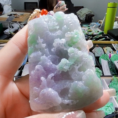 翡翠未镶嵌颈饰一个