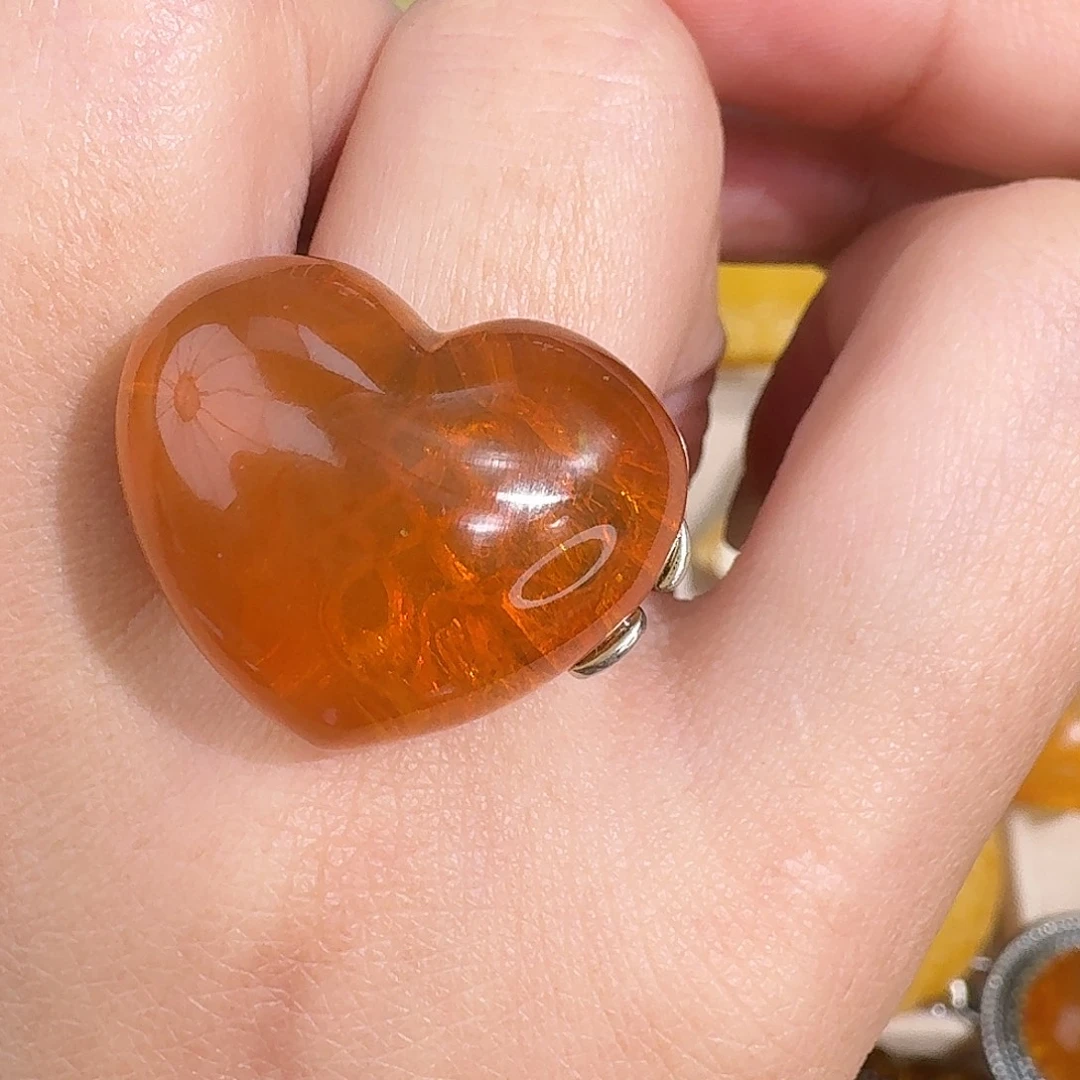 静***着琥珀未镶嵌裸石我