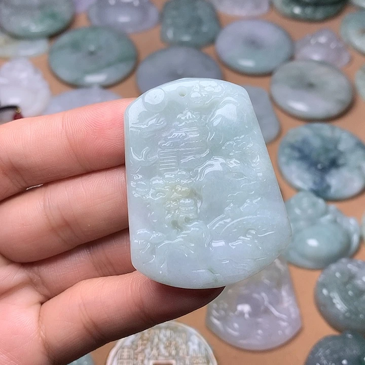 翡翠未镶嵌颈饰山水