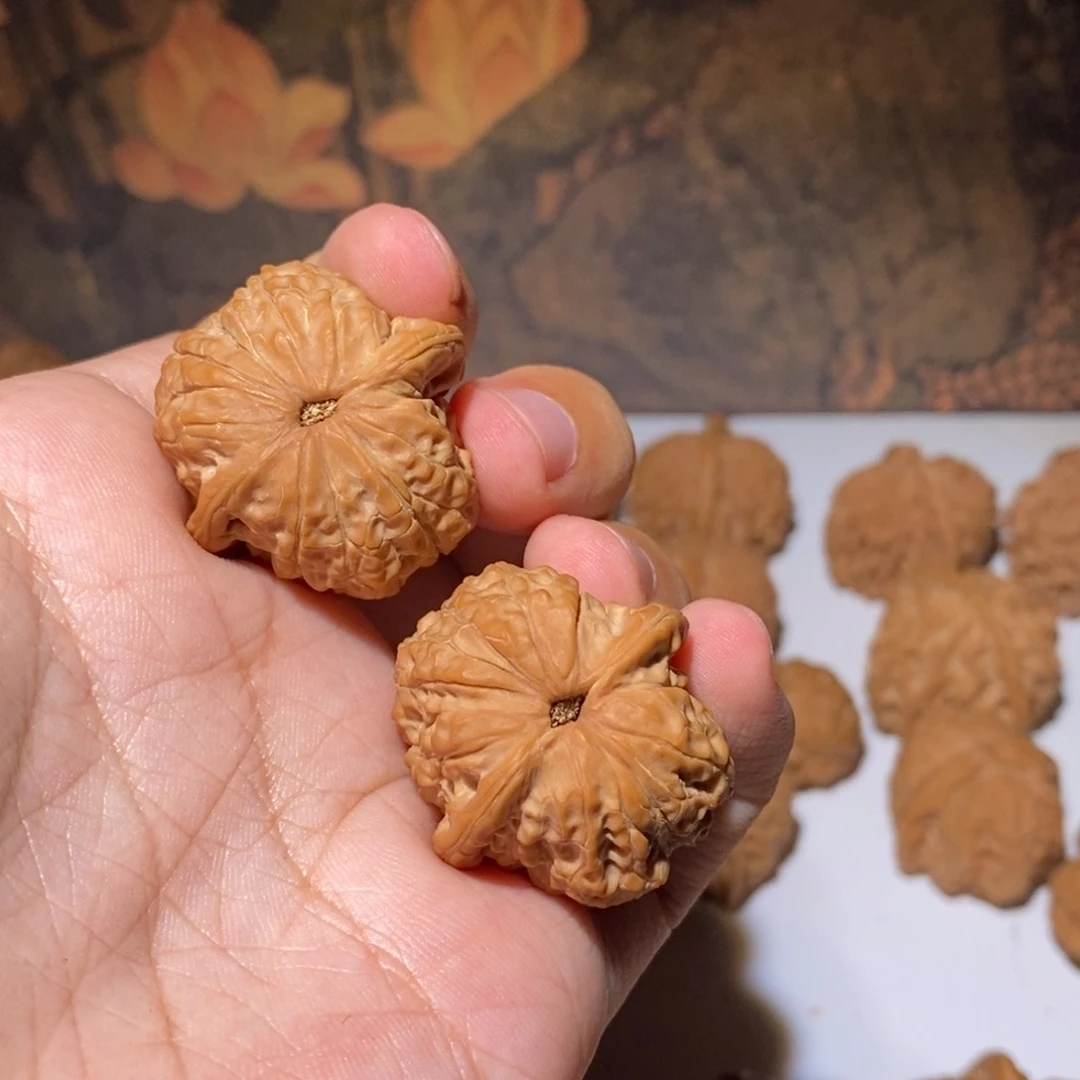 文玩核桃把件浮*。血麒麟