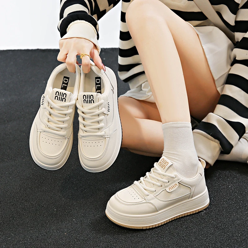 2025新款秋季百搭小众板鞋踩屎感小白鞋女款厚底运动鞋学生面包鞋