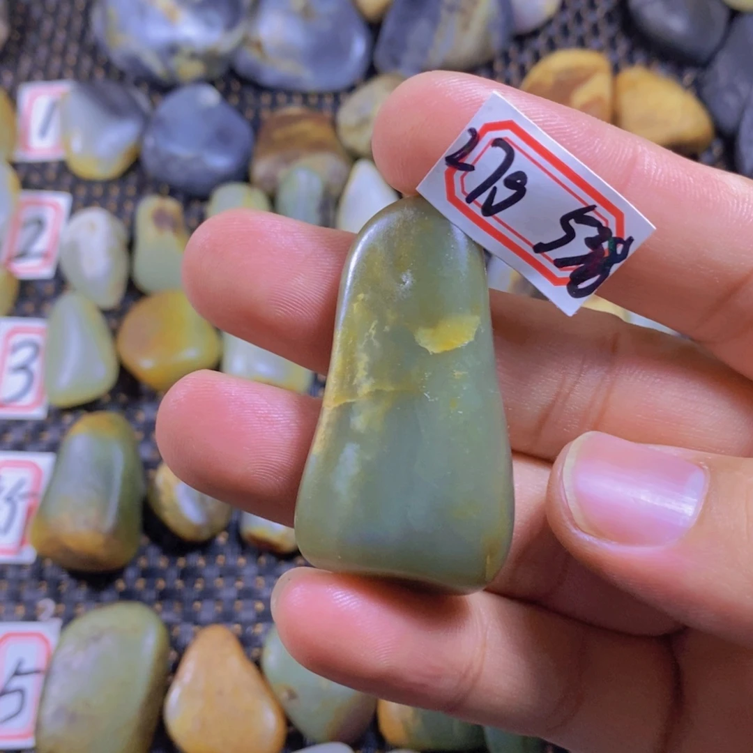 颈饰未镶嵌和田玉（糖玉）