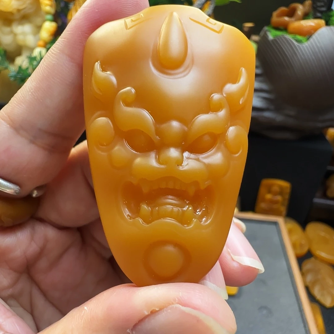 下***君石英质玉（黄龙玉）未镶嵌吊坠缅黄 精品兽头