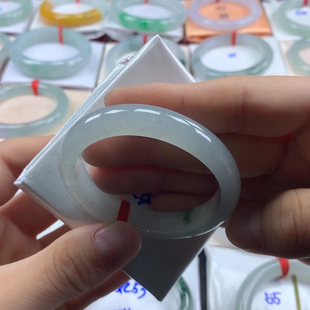 翡翠手镯未镶嵌翡翠