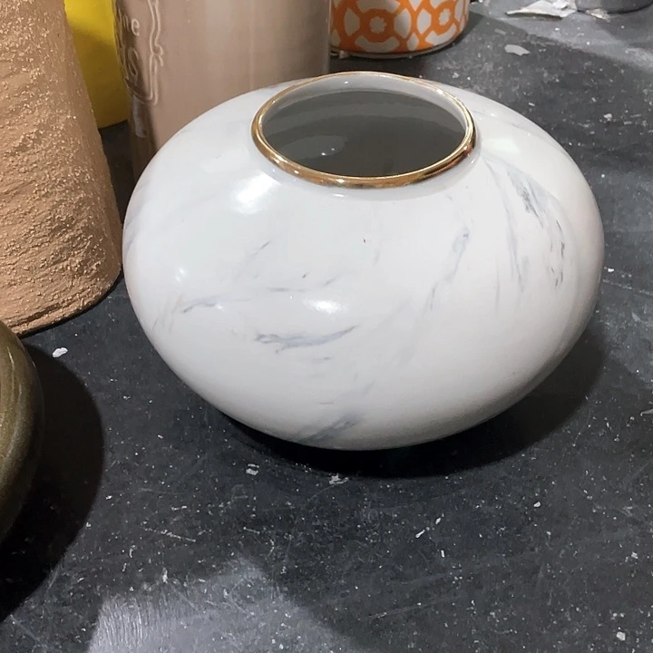 陶瓷花瓶，茶杯、茶具。