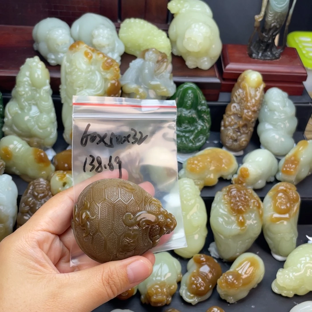 一***人和田玉未镶嵌颈饰