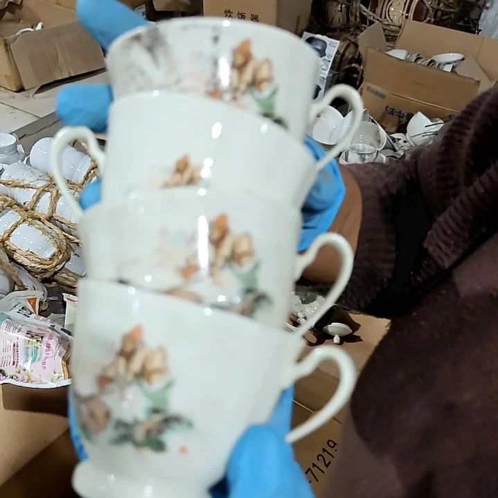 摆件盘子碗茶壶啥都有