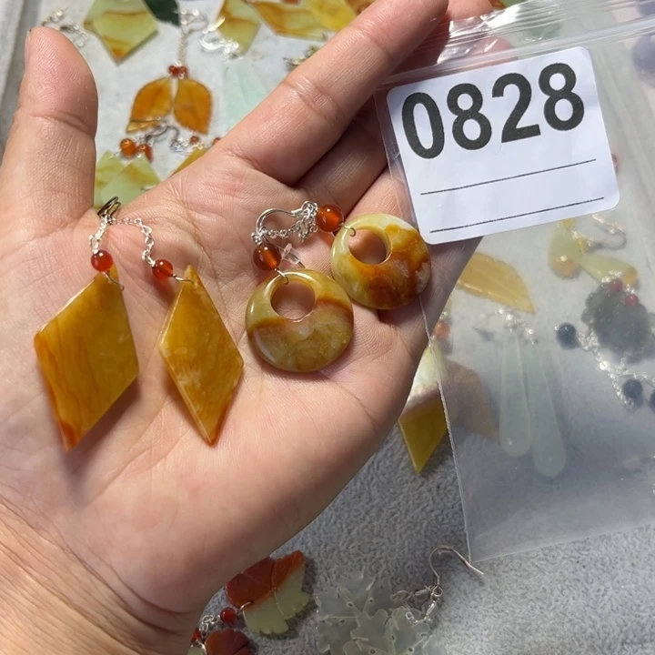 依***依合金蛇纹石玉耳饰