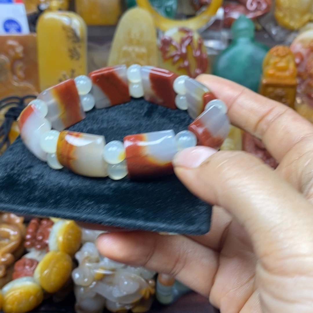 未镶嵌石英质玉（黄龙玉）颈饰