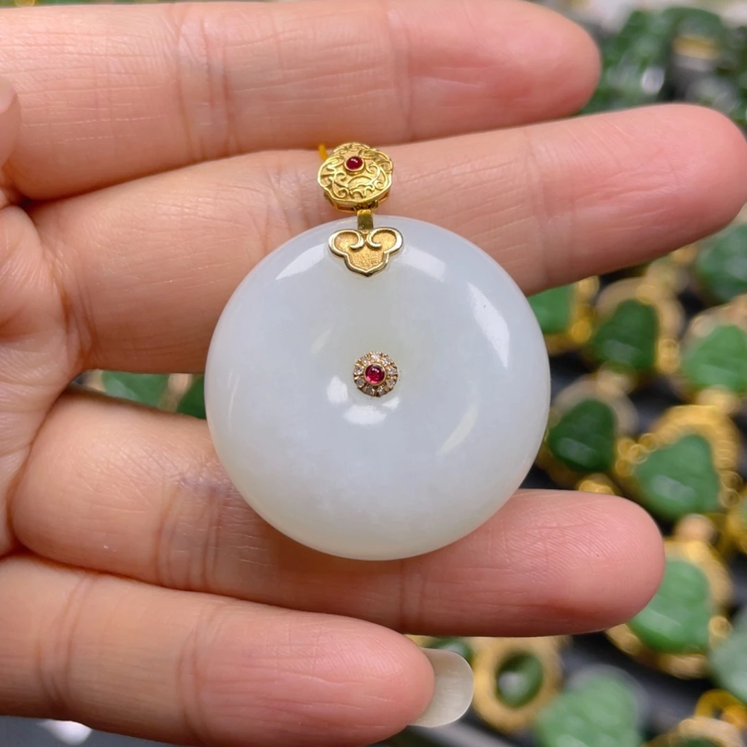 和田玉吊坠(不含链)18K金镶嵌