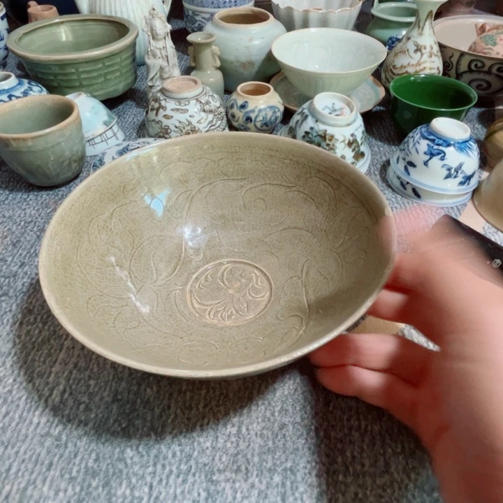 传***承瓷片青釉文饰的一个碗