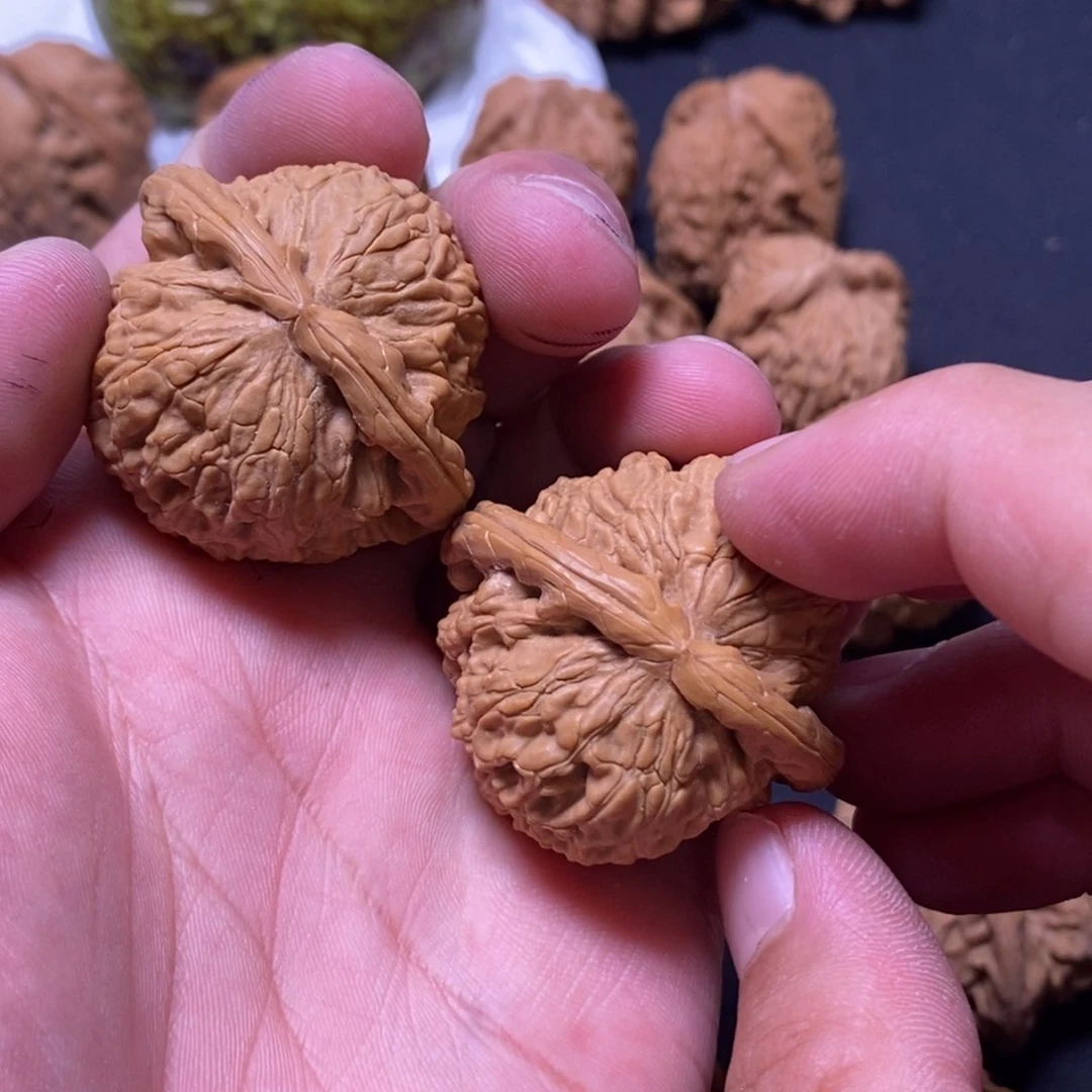 文玩核桃吊坠白狮子