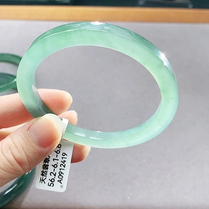翡翠未镶嵌手镯（圆镯）