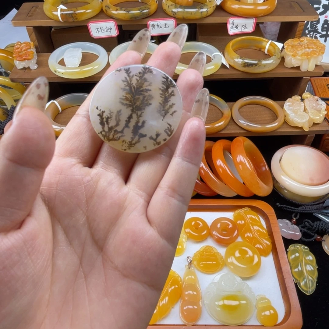 石英质玉（黄龙玉）未镶嵌颈饰
