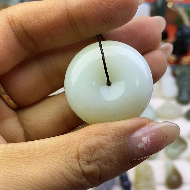 和田玉未镶嵌颈饰带糖平安扣吊坠