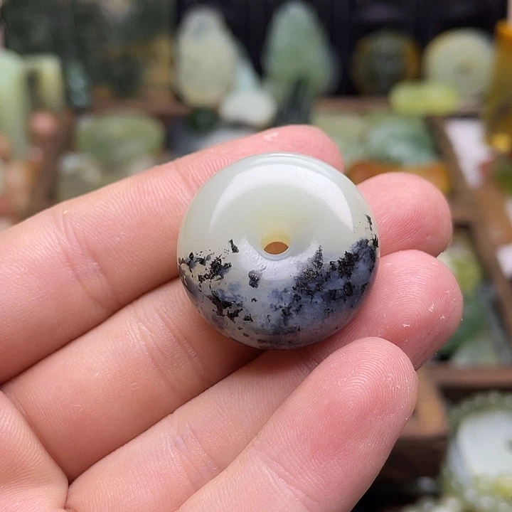 蛇纹石玉挂件未镶嵌