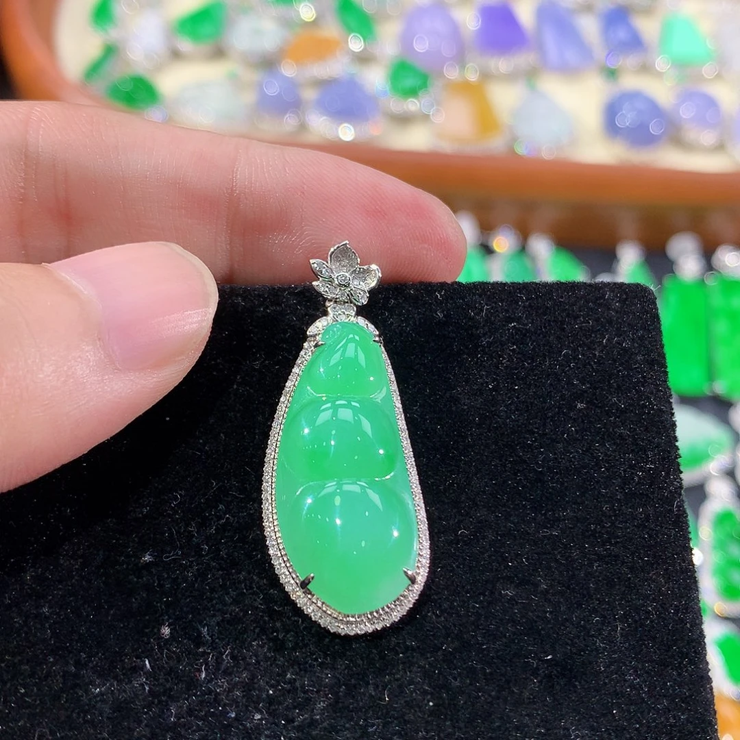 翡翠18K金镶嵌颈饰