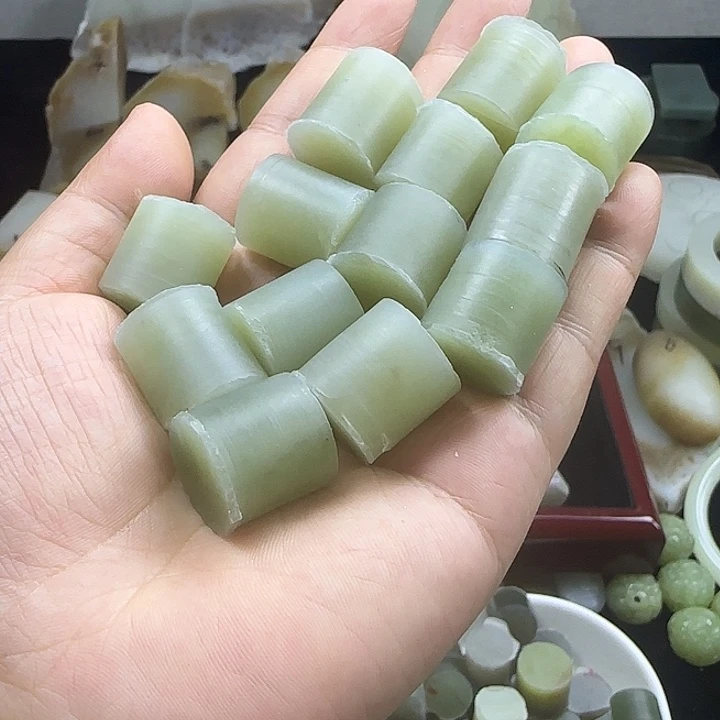 浩***气和田玉（糖玉）未镶嵌珠宝半成品