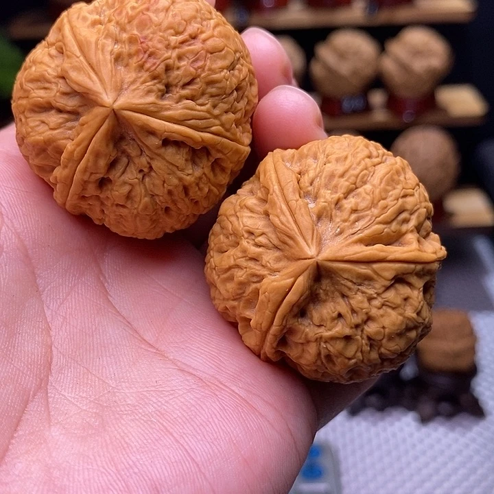 文玩核桃吊坠金牛三棱21