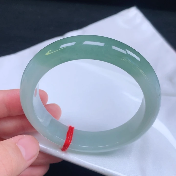 翡翠手镯未镶嵌。