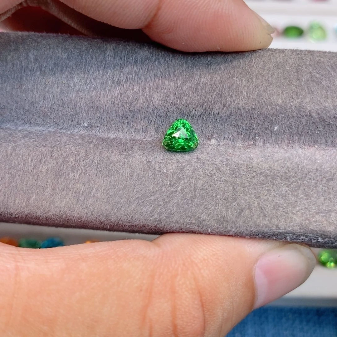 石榴石（沙弗莱）裸石未镶嵌肖*沙弗莱1.06克拉