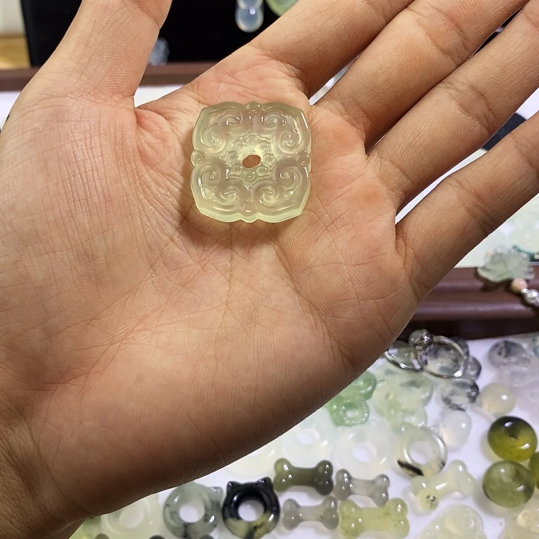 蛇纹石玉未镶嵌颈饰泪