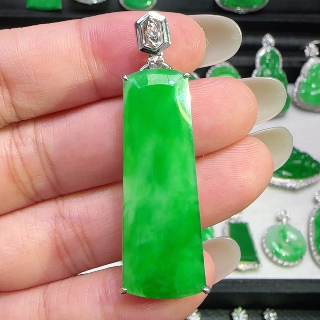 翡翠18K金镶嵌颈饰吊坠