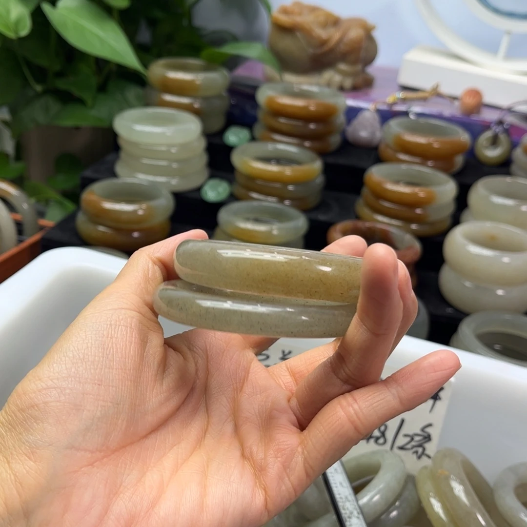 小***记石英岩玉未镶嵌手镯