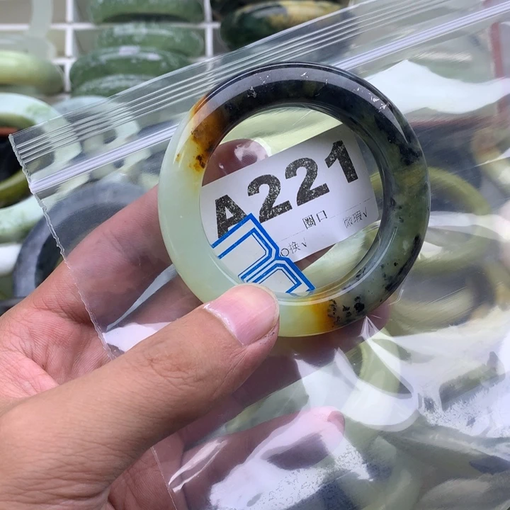 ****糖未镶嵌蛇纹石玉手镯