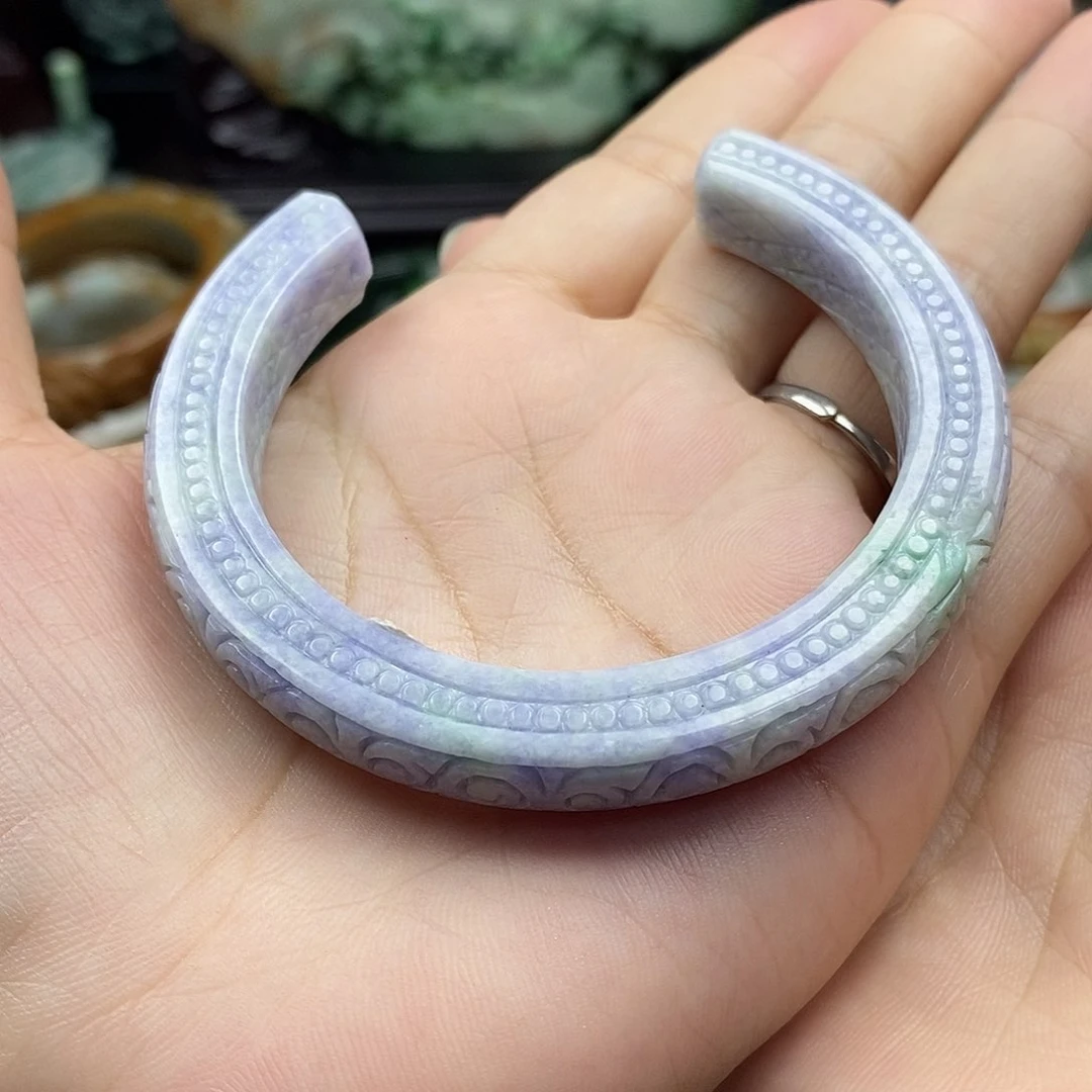 颈饰未镶嵌翡翠云**妹半镯