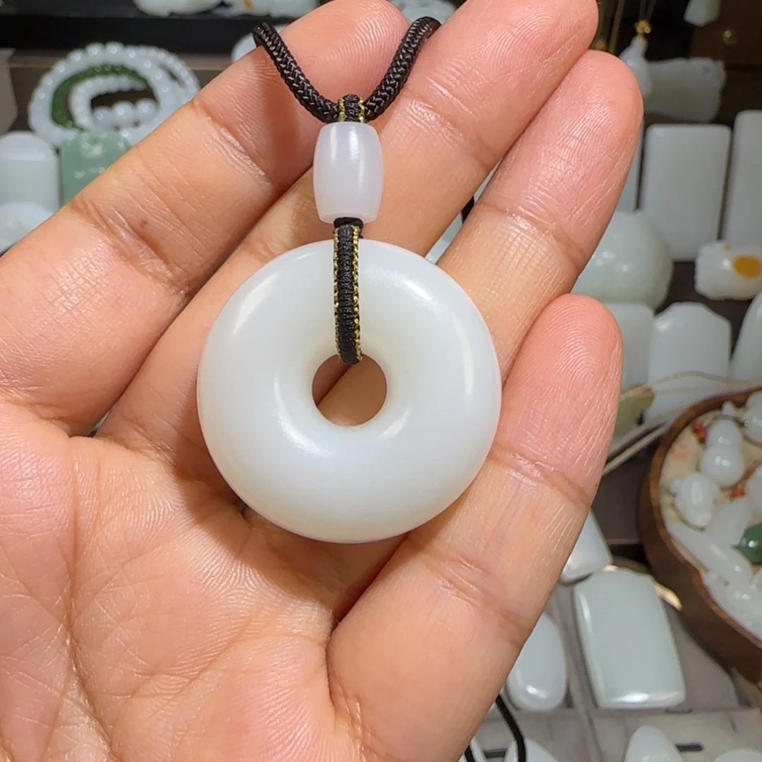 嘴****和田玉未镶嵌颈饰