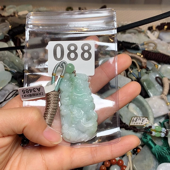 翡翠未镶嵌颈饰齐**圣翡翠