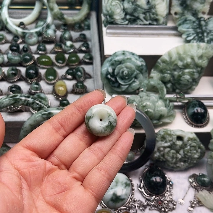 透闪石-蛇纹石玉颈饰未镶嵌