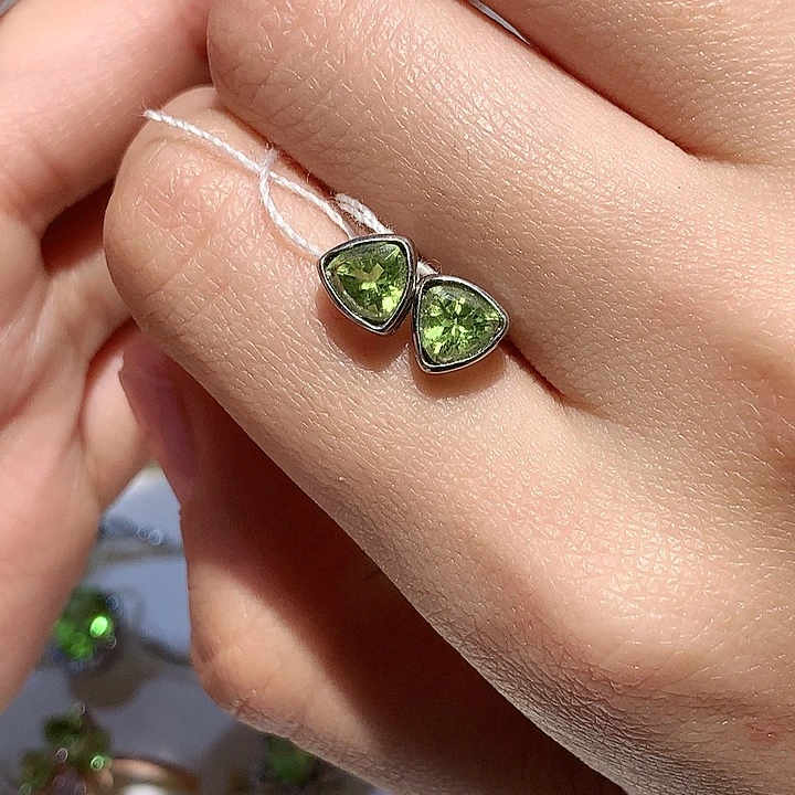 银S925镶嵌橄榄石耳饰