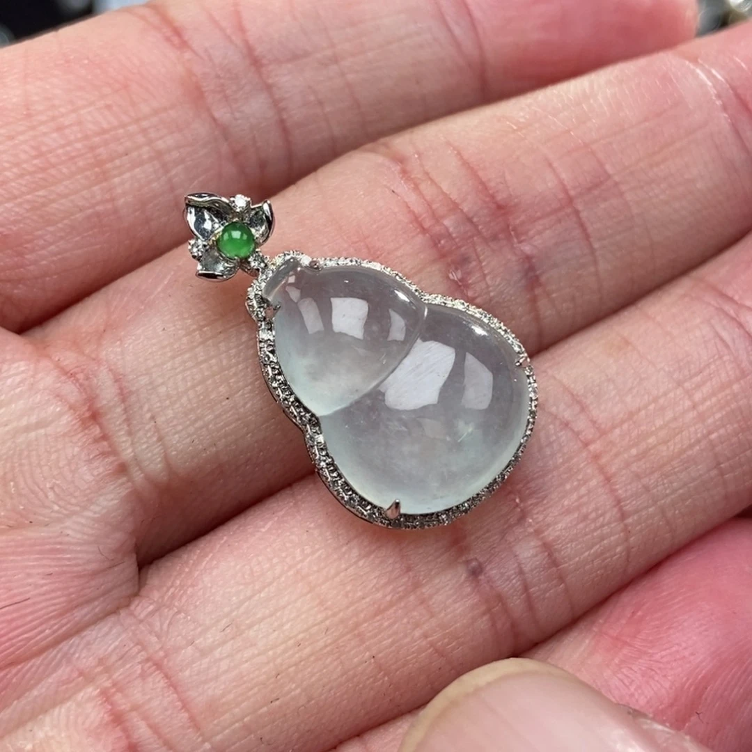 颈饰18K金镶嵌翡翠葫芦