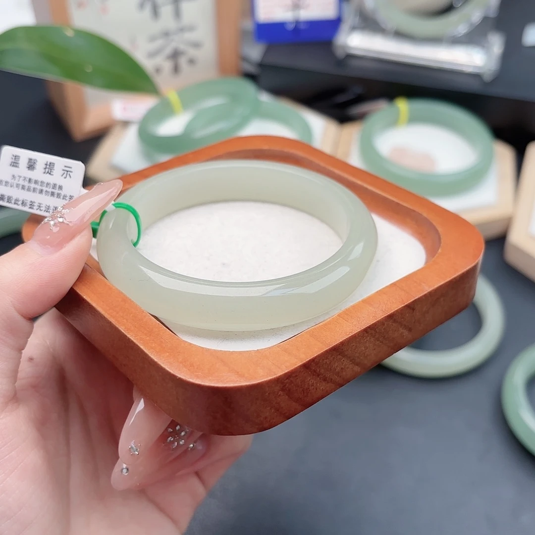 石英质玉未镶嵌手镯