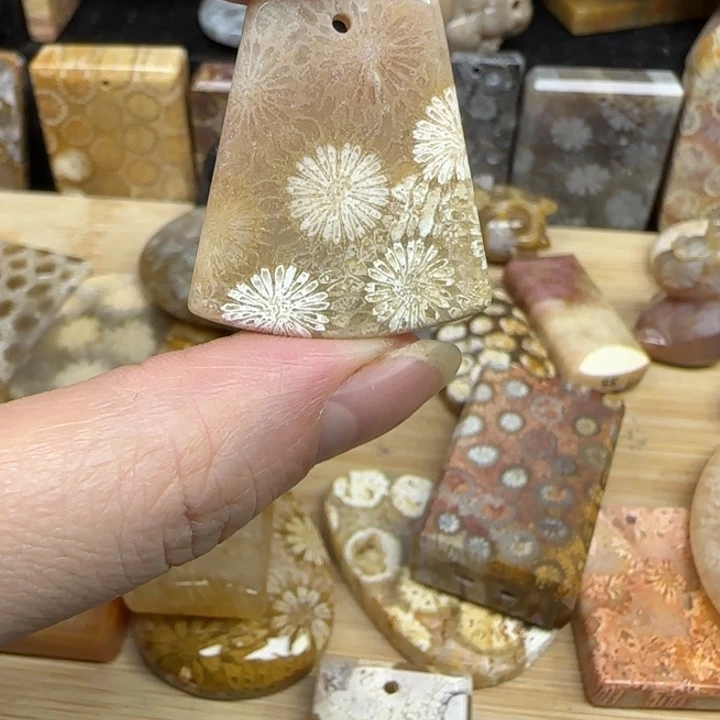 硅化玉未镶嵌颈饰俏色皮花
