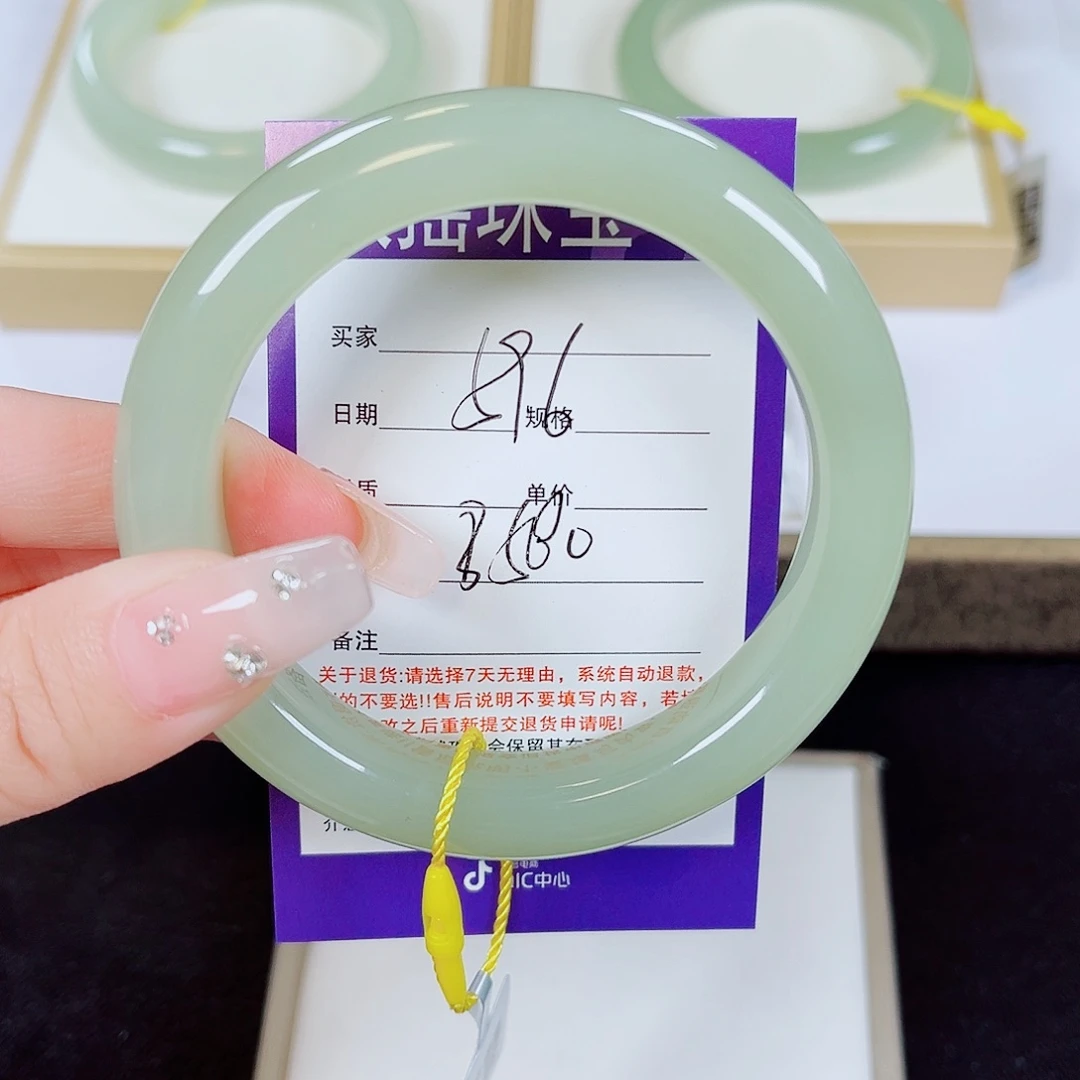 瑞***姐未镶嵌手镯和田玉