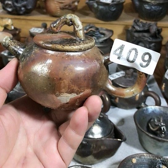 瓷片微瑕的茶壶cut