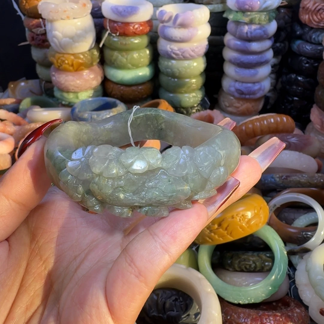 石英质玉（佘太翠）未镶嵌手镯23。60。不退换