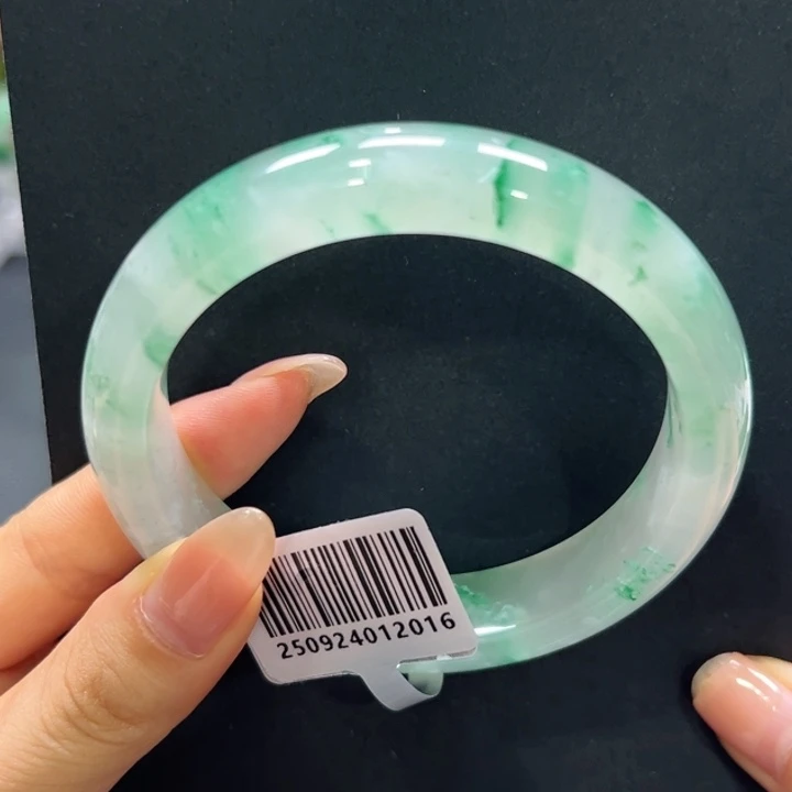 开***。未镶嵌手镯石英质玉（非洲翠）