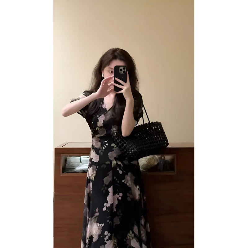 法式复古v领碎花连衣裙女夏季新款设计感小众收腰显瘦气质中长裙