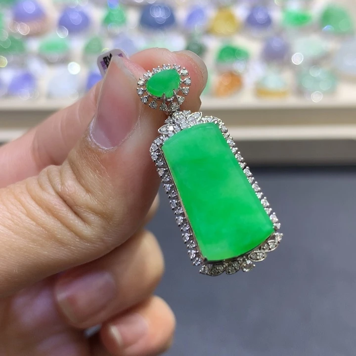 翡翠颈饰18K金镶嵌翡翠