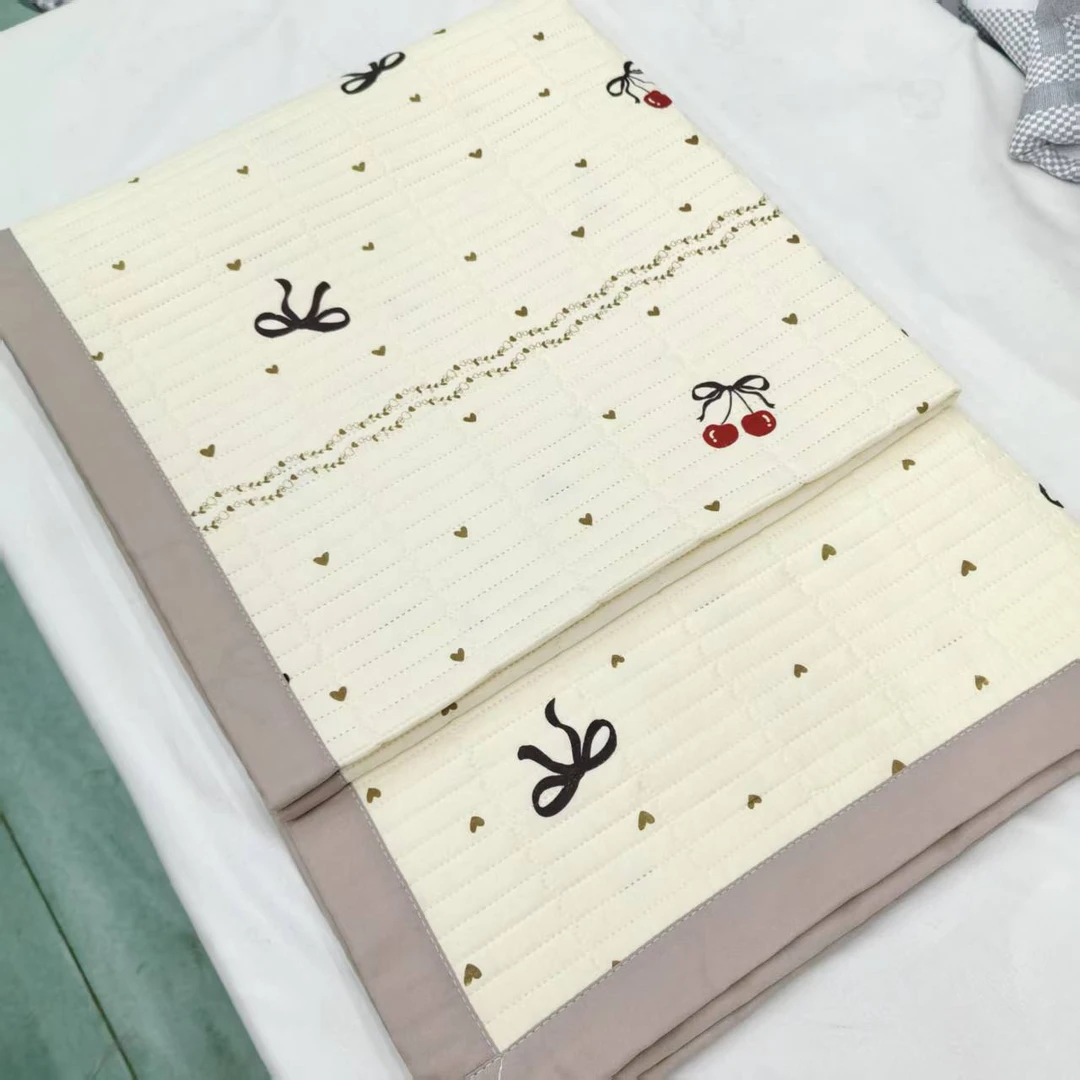 【包边床盖】<樱桃蝴蝶结-米>90X220cm<±5cm>绗缝 多功能水洗透气